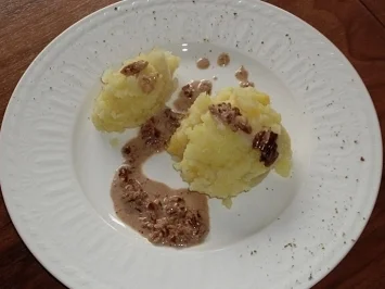 Rezept: Kartoffel-Petersilienwurzel-Stampf mit Nuss-Sahne-Soße Kartoffel-Petersilienwurzel-Stampf mit Nuss-Sahne-Soße - Rezept