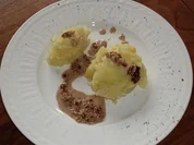 Kartoffel-Petersilienwurzel-Stampf mit Nuss-Sahne-Soße - Rezept