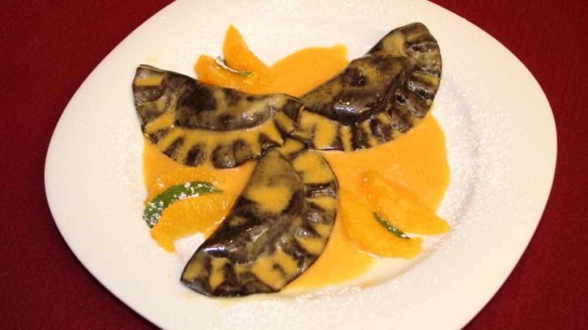 Schoko-Ravioli gefüllt mit Mandel-Ricotta-Creme an Orangensoße - Rezept