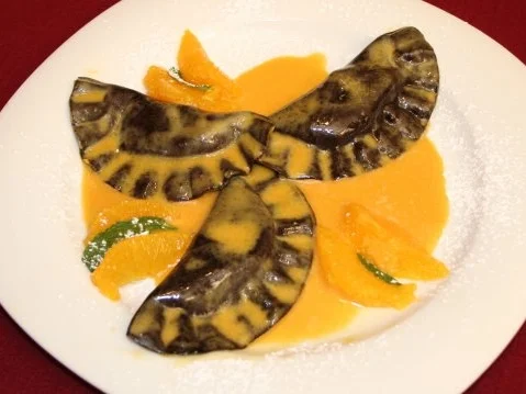 Rezept: Schoko-Ravioli gefüllt mit Mandel-Ricotta-Creme an Orangensoße Schoko-Ravioli gefüllt mit Mandel-Ricotta-Creme an Orangensoße - Rezept