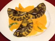 Schoko-Ravioli gefüllt mit Mandel-Ricotta-Creme an Orangensoße - Rezept