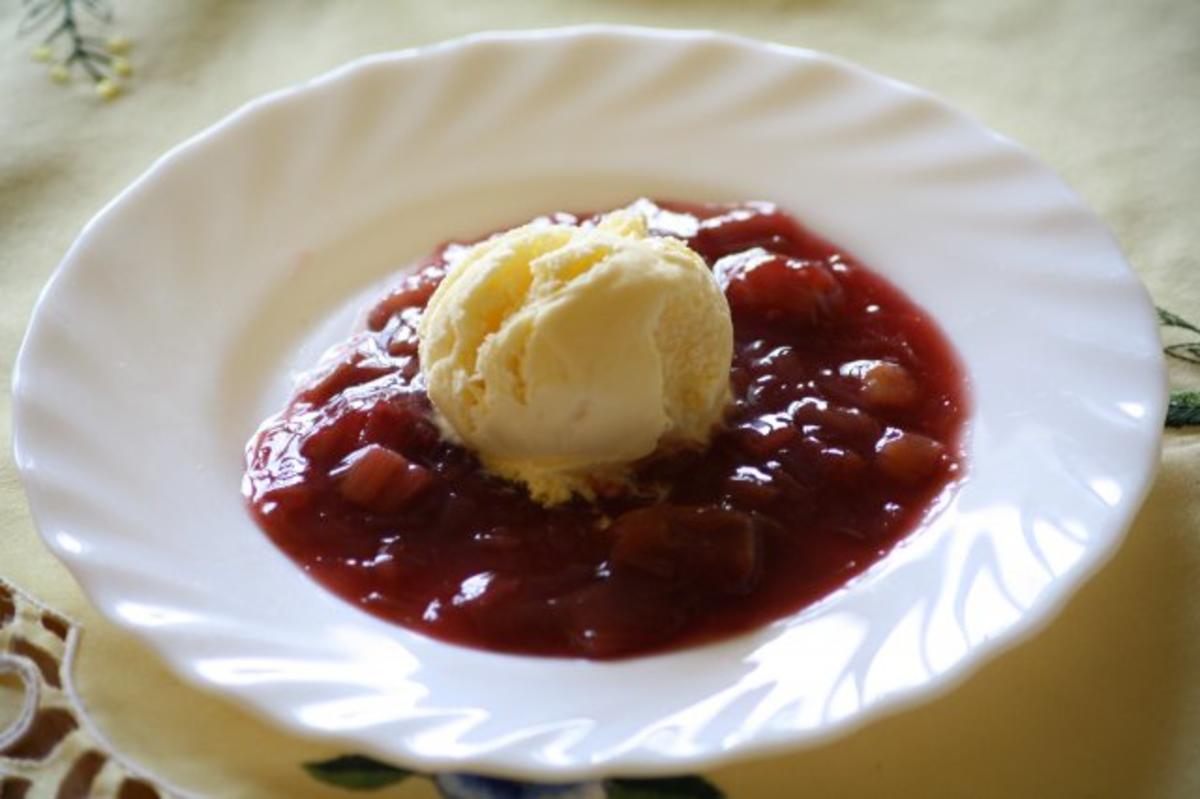 Rhabarberkompott mit Vanille-Eis - Rezept Gesendet von Erdbeere76