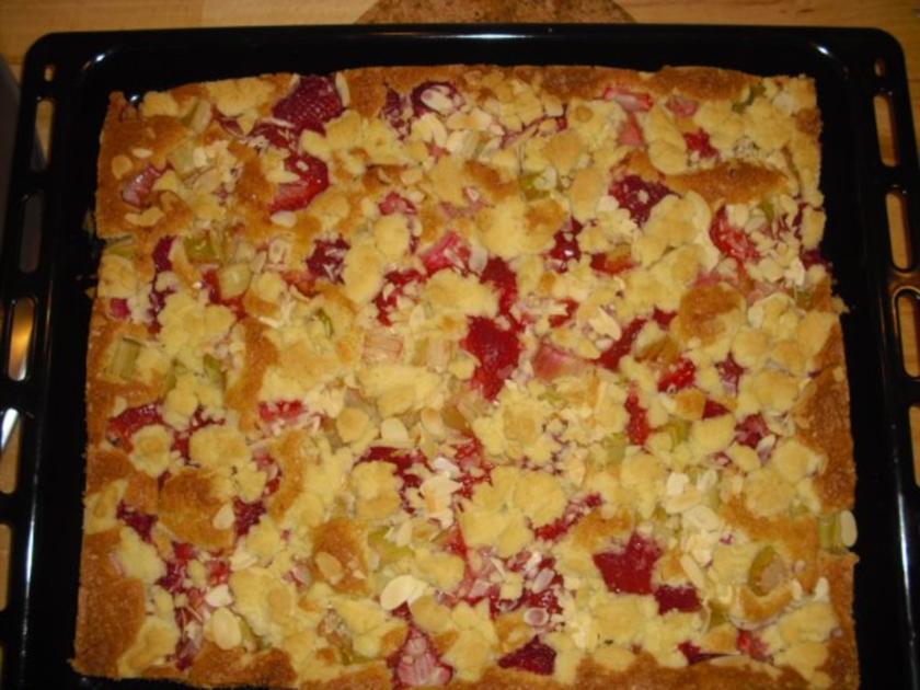 Erdbeer-Rhabarber-Kuchen mit Streusel - Rezept - kochbar.de