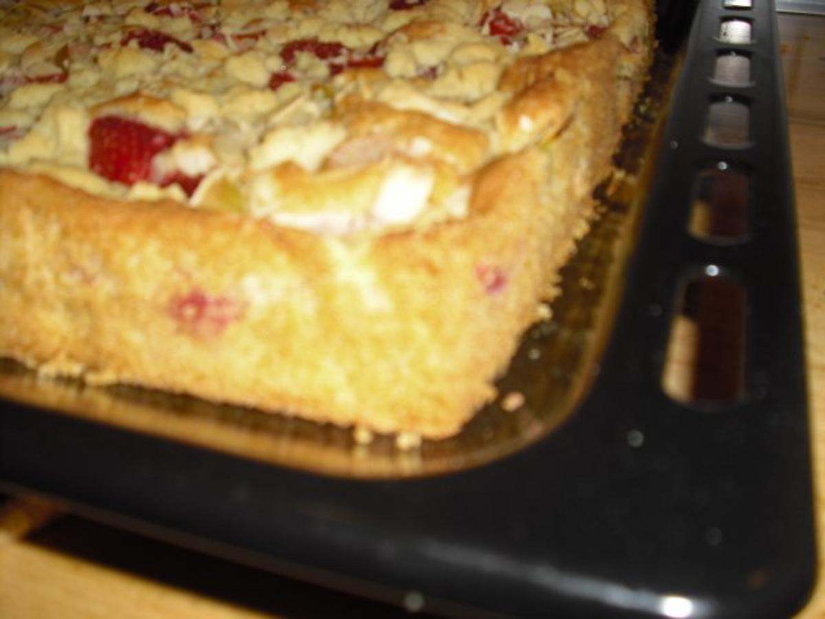 Erdbeer-Rhabarber-Kuchen mit Streusel - Rezept - Bild Nr. 3