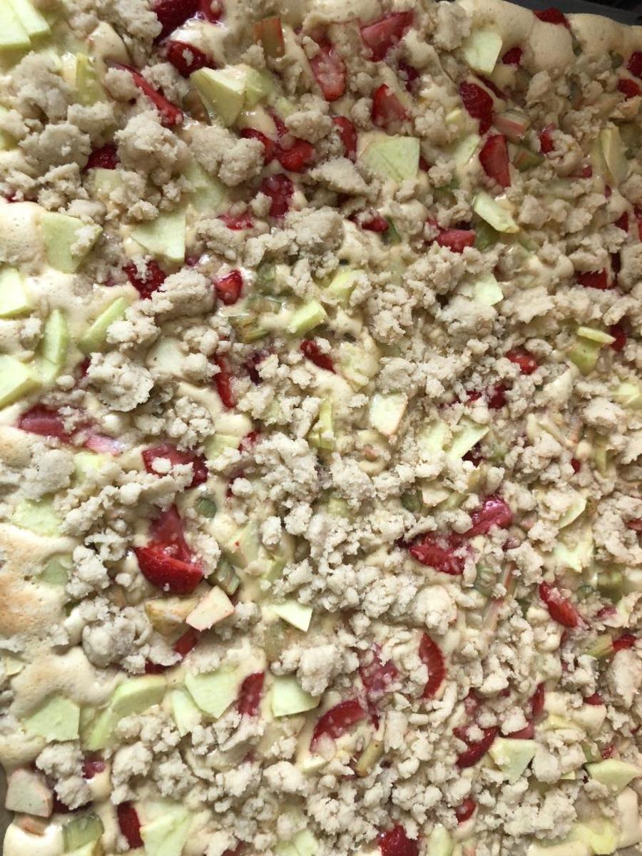 Erdbeer-Rhabarber-Kuchen mit Streusel - Rezept - Bild Nr. 4