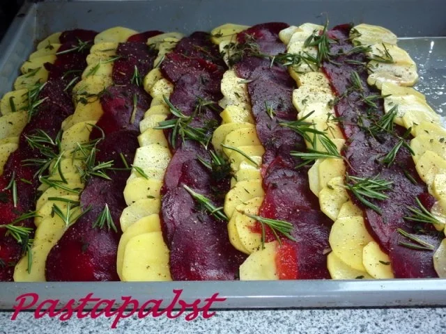 Rezept: Lachs unter der Bärlauchpaste mit Rote Bete-Kartofffelcarpaccio Bild Nr. 3 Lachs unter der Bärlauchpaste mit Rote Bete-Kartofffelcarpaccio - Rezept - Bild Nr. 3