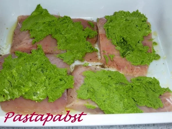 Rezept: Lachs unter der Bärlauchpaste mit Rote Bete-Kartofffelcarpaccio Bild Nr. 4 Lachs unter der Bärlauchpaste mit Rote Bete-Kartofffelcarpaccio - Rezept - Bild Nr. 4