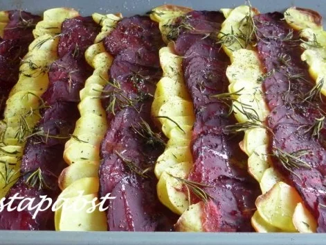 Rezept: Lachs unter der Bärlauchpaste mit Rote Bete-Kartofffelcarpaccio Bild Nr. 5 Lachs unter der Bärlauchpaste mit Rote Bete-Kartofffelcarpaccio - Rezept - Bild Nr. 5