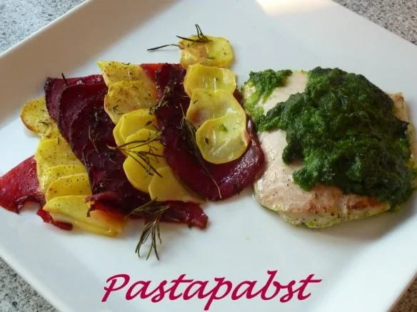 Rezept: Lachs unter der Bärlauchpaste mit Rote Bete-Kartofffelcarpaccio Bild Nr. 7 Lachs unter der Bärlauchpaste mit Rote Bete-Kartofffelcarpaccio - Rezept - Bild Nr. 7