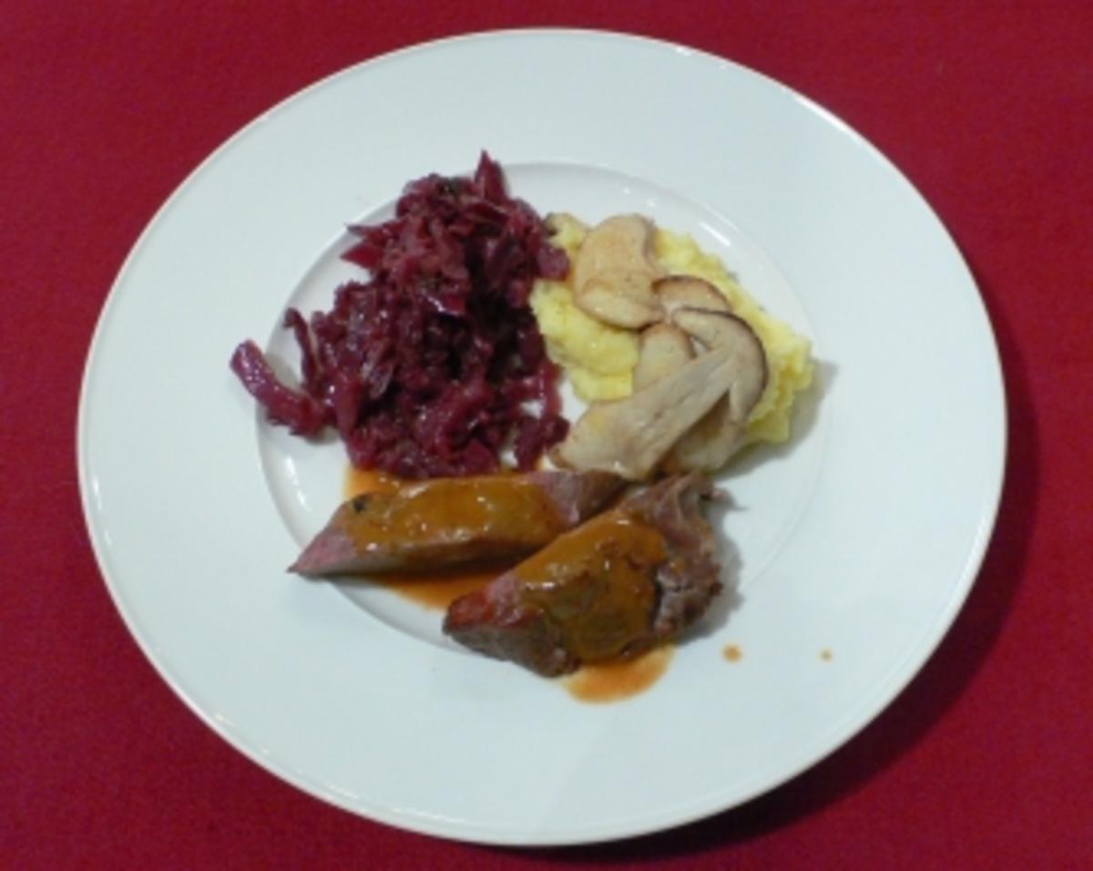 Bilder für Rehrücken mit Steinpilzen, Rotkohl und Kartoffelpüree (Bettina Böttinger) - Rezept