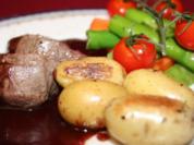 Rinderfilet mit Rotwein-Schokoladen-Soße, Gemüse-Panaché u. Thymiankartoffeln - Rezept