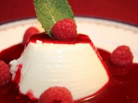 Rezept: Panna Cotta auf Himbeer-Coulis Panna Cotta auf Himbeer-Coulis - Rezept