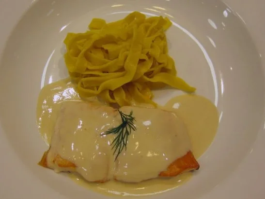 Tagliatelle mit geräuchertem Lachs an Weißweinsoße - Rezept