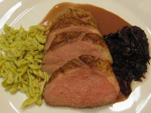 Rezept: Magret de Canard mit Rotweinsoße, Kastanienrotkohl und Kräuterknöpfle Magret de Canard mit Rotweinsoße, Kastanienrotkohl und Kräuterknöpfle - Rezept