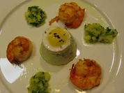 Kräutertürmchen mit Riesengarnele und Wachtelei-Croûton - Rezept