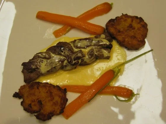 Filetzopf aus Rind- und Lammfilet mit Berner Rösti und Bio-Möhrchen - Rezept