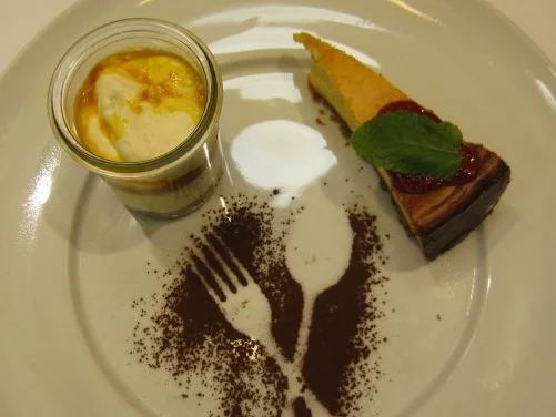 Zebramousse an Sanddorncreme, dazu ein Käsekuchen mit Himbeerdeckel - Rezept