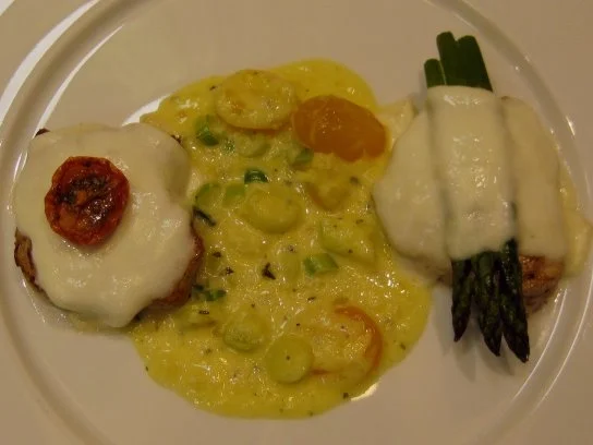 Kalbsteak mit Büffelmozzarella überbacken, dazu grüner Spargel - Rezept