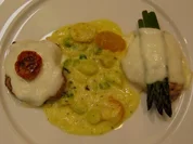 Kalbsteak mit Büffelmozzarella überbacken, dazu grüner Spargel - Rezept