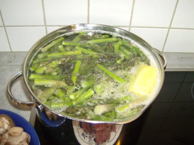 Schweinefilet mit grünem Spargel in Sahnesößchen - Rezept - Bild Nr. 5