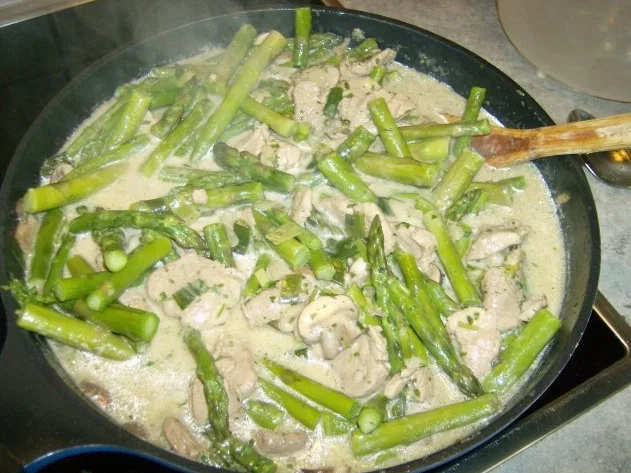 Schweinefilet mit grünem Spargel in Sahnesößchen - Rezept