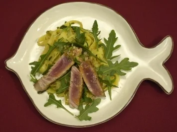 Rosig gebratener Thunfisch mit Limonenkruste und Nudeln (Elke Rosenfeldt) - Rezept