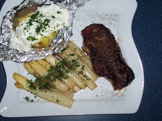 Rumsteak mit Grillkartoffel und gebratenen Spargel - Rezept