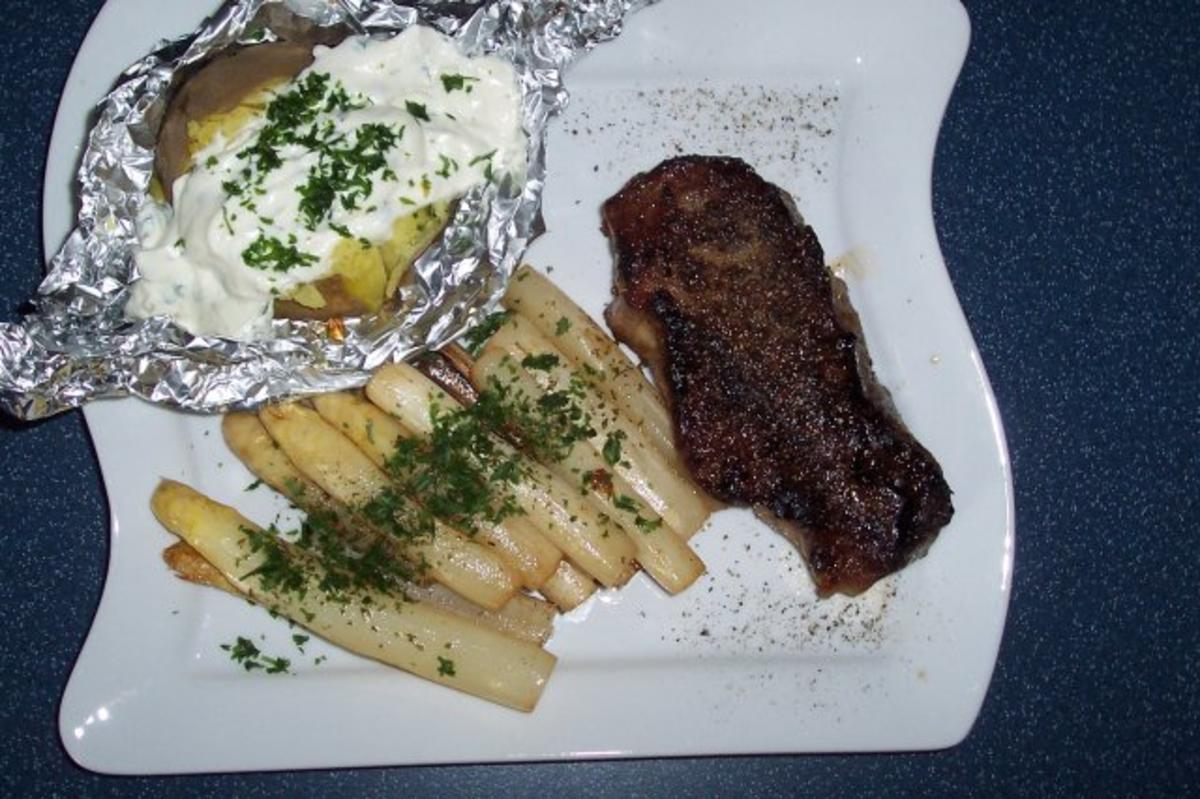 Bilder für Rumsteak mit Grillkartoffel und gebratenen Spargel - Rezept