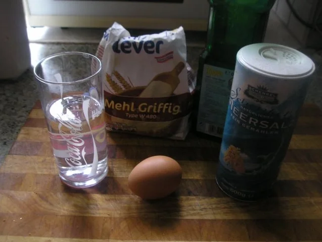 Rezept: Csipetke - gezupfte Nudeln Bild Nr. 2 Csipetke - gezupfte Nudeln - Rezept - Bild Nr. 2