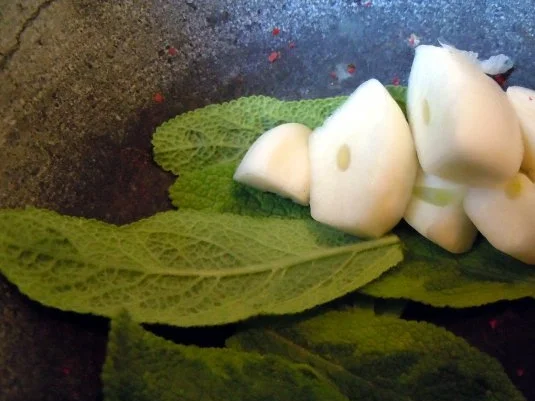 Mariniertes Schweinefilet auf Rhabarber mit gebratenen Drillingen - Rezept - Bild Nr. 2