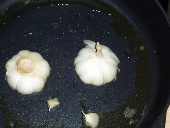 Lammhachse an scharfen Drillingen und Ziegenkäse im Salbei-Schinkenmantel - Rezept