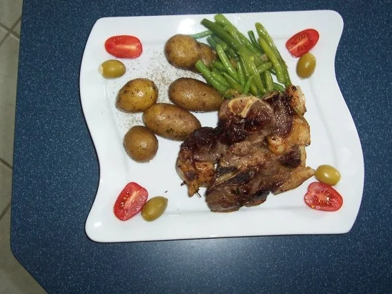 Lammhachse an scharfen Drillingen und Ziegenkäse im Salbei-Schinkenmantel - Rezept - Bild Nr. 2