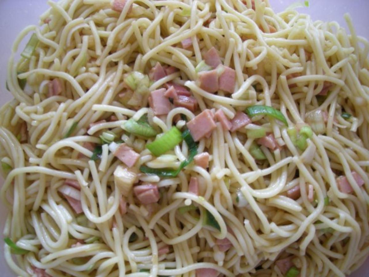 Spaghetti Salat schwimmt in Sojasoße - Rezept