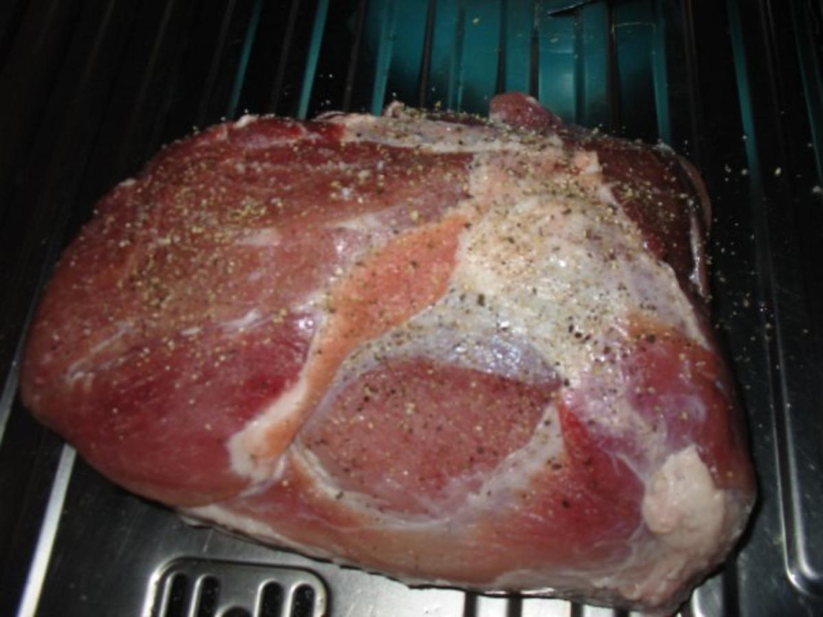 Schweinebraten mit Schwarte u. Semmelknödel dazu Sauerkraut oder Salat - Rezept - Bild Nr. 2