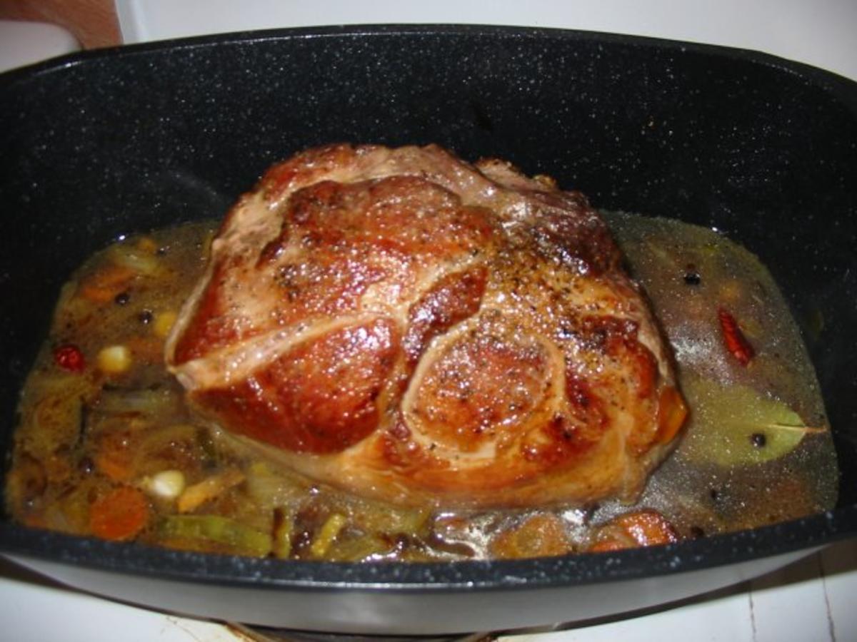 Schweinebraten mit Schwarte u. Semmelknödel dazu Sauerkraut oder Salat - Rezept - Bild Nr. 4