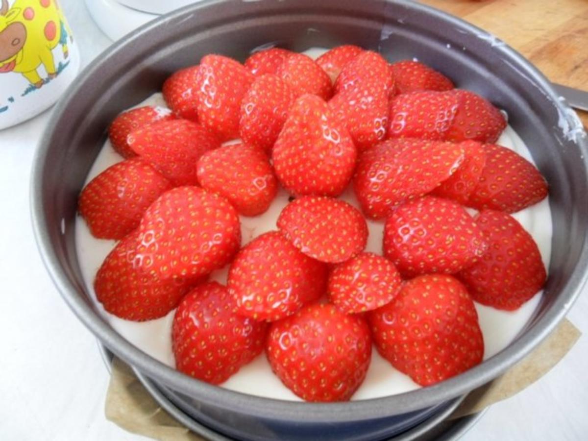 Erdbeer-Mascarpone-Torte auf Cantuccini-Boden - Rezept