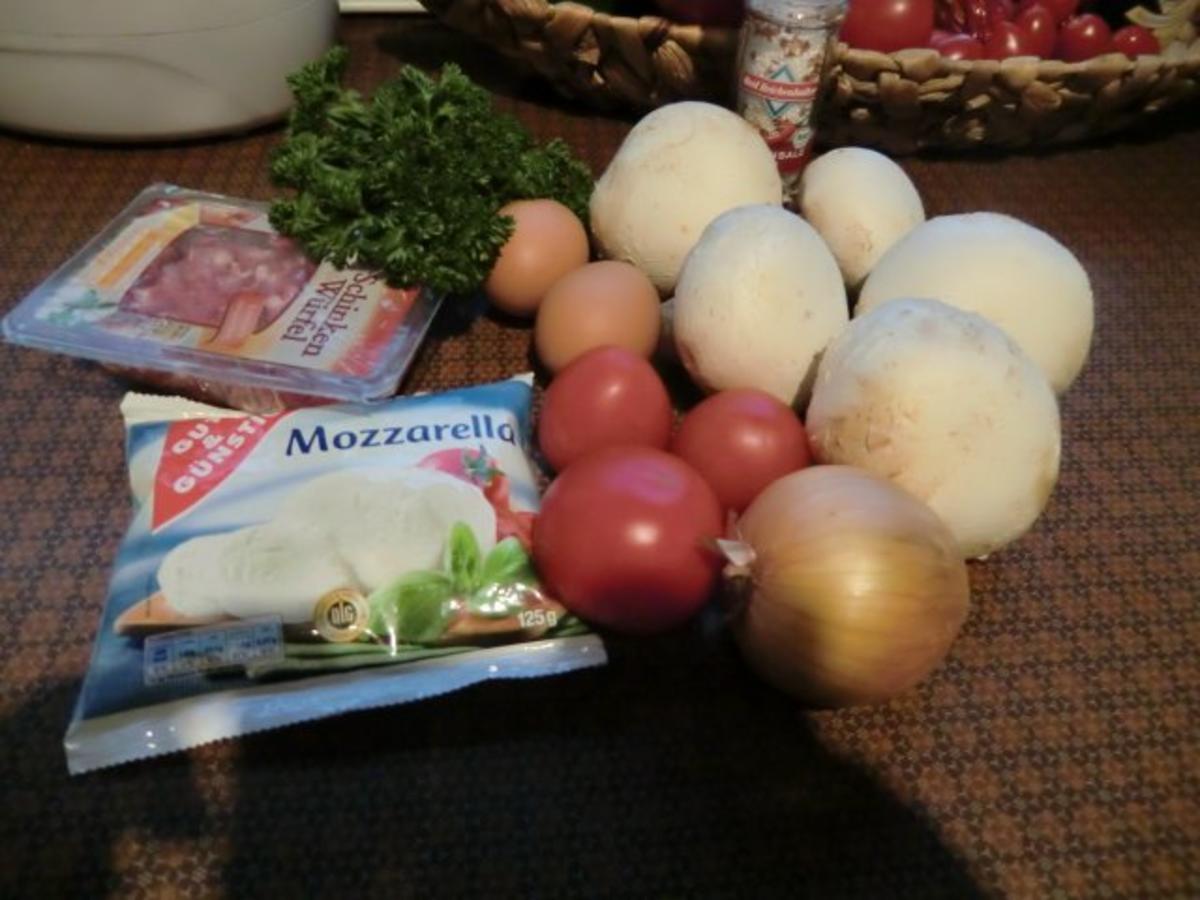 Champignons gefüllt mit Zwiebeln,  Speck und Ei überbacken mit Tomaten Mozzarella - Rezept - Bild Nr. 2