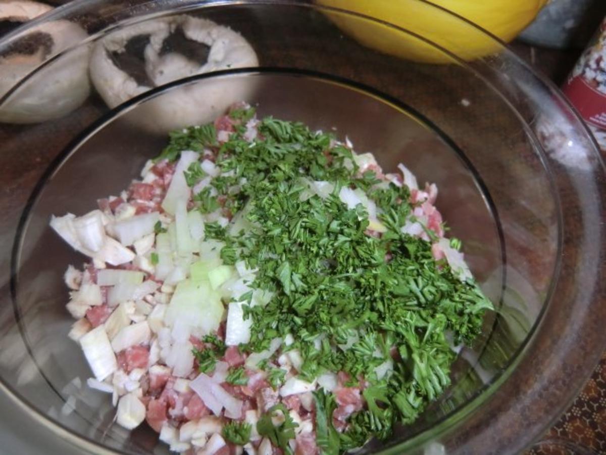 Champignons gefüllt mit Zwiebeln, Speck und Ei überbacken mit Tomaten ...