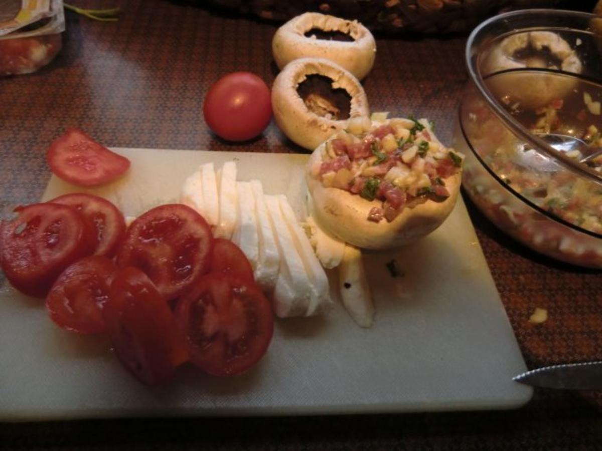 Champignons gefüllt mit Zwiebeln,  Speck und Ei überbacken mit Tomaten Mozzarella - Rezept - Bild Nr. 4