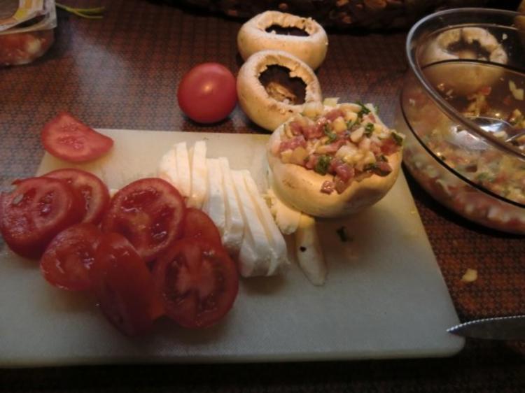 Champignons gefüllt mit Zwiebeln, Speck und Ei überbacken mit Tomaten ...