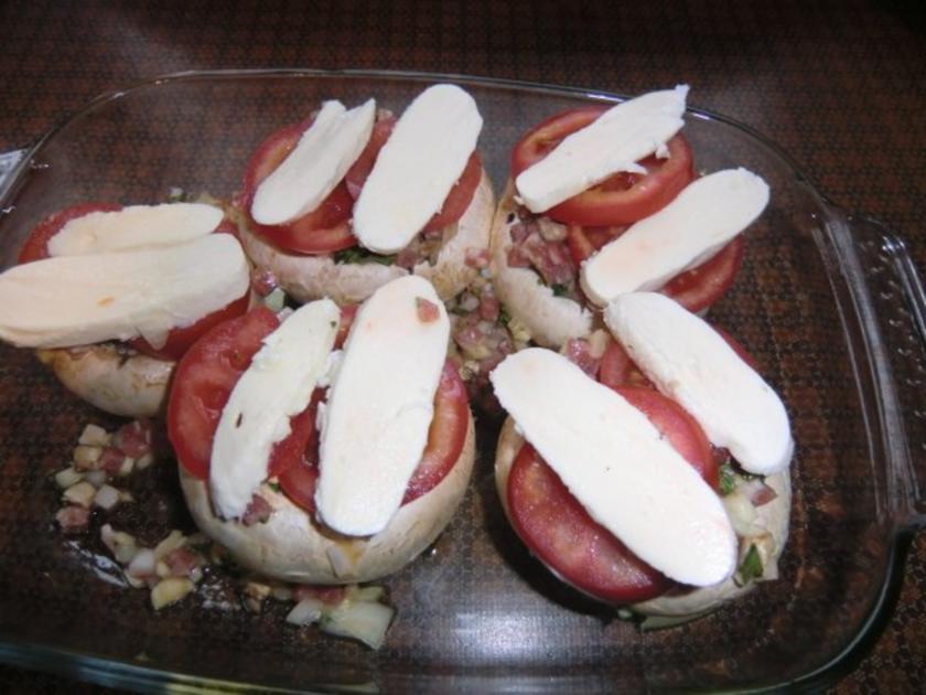 Champignons gefüllt mit Zwiebeln, Speck und Ei überbacken mit Tomaten ...