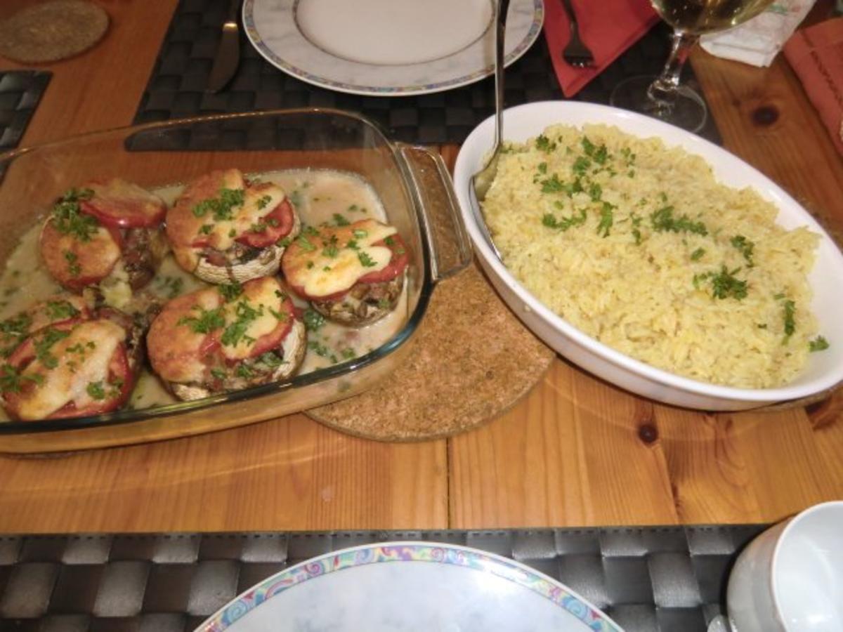 Champignons gefüllt mit Zwiebeln,  Speck und Ei überbacken mit Tomaten Mozzarella - Rezept - Bild Nr. 6