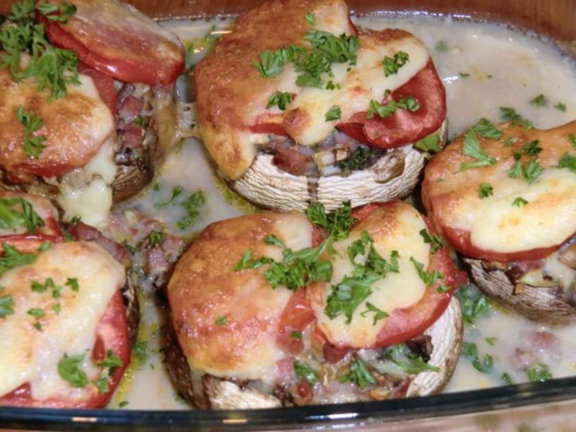Champignons gefüllt mit Zwiebeln, Speck und Ei überbacken mit Tomaten ...