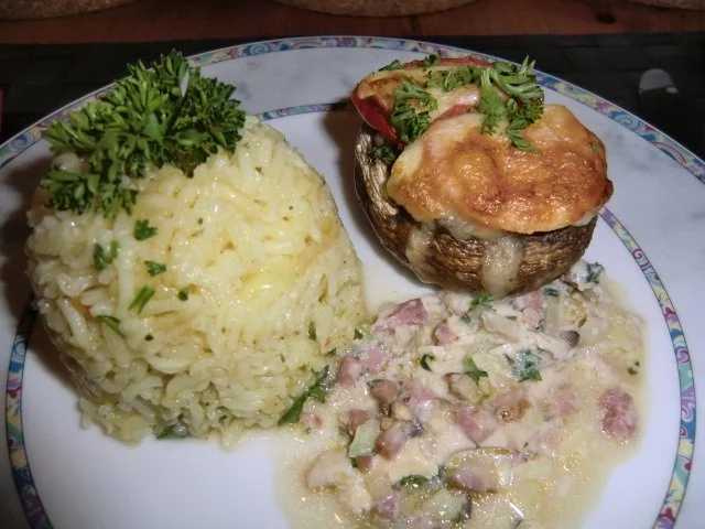 Rezept: Champignons gefüllt mit Zwiebeln, Speck und Ei überbacken mit Tomaten Mozzarella Bild Nr. 8 Champignons gefüllt mit Zwiebeln, Speck und Ei überbacken mit Tomaten Mozzarella - Rezept - Bild Nr. 8