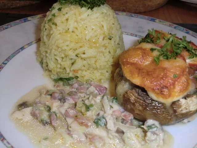 Rezept: Champignons gefüllt mit Zwiebeln, Speck und Ei überbacken mit Tomaten Mozzarella Champignons gefüllt mit Zwiebeln, Speck und Ei überbacken mit Tomaten Mozzarella - Rezept