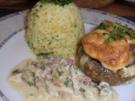 Champignons gefüllt mit Zwiebeln,  Speck und Ei überbacken mit Tomaten Mozzarella - Rezept