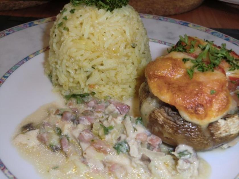 Champignons gefüllt mit Zwiebeln, Speck und Ei überbacken mit Tomaten ...