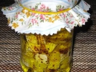 Eingelegter Fetakäse mit Chili oder Kräutern - Rezept