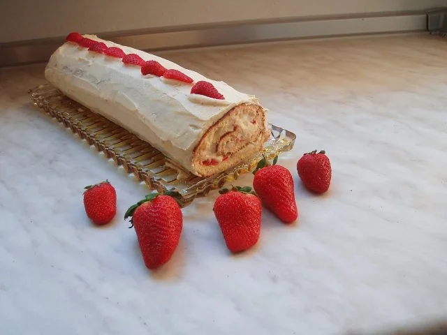 Erdbeer-Sahne-Rolle - Rezept