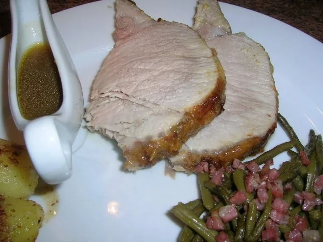 Kotelettbraten aus dem Ofen, mit grünen Speckböhnchen und Mandelkartoffeln - Rezept - Bild Nr. 2